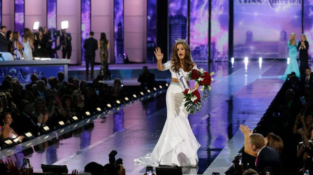 
Miss Georgia Betty Cantrell waves after being crowned Miss America 2016 at the 2016 Miss America pageant, Sunday, Sept. 13, 2015, in Atlantic City, N.J. (AP Photo/Mel Evans)
