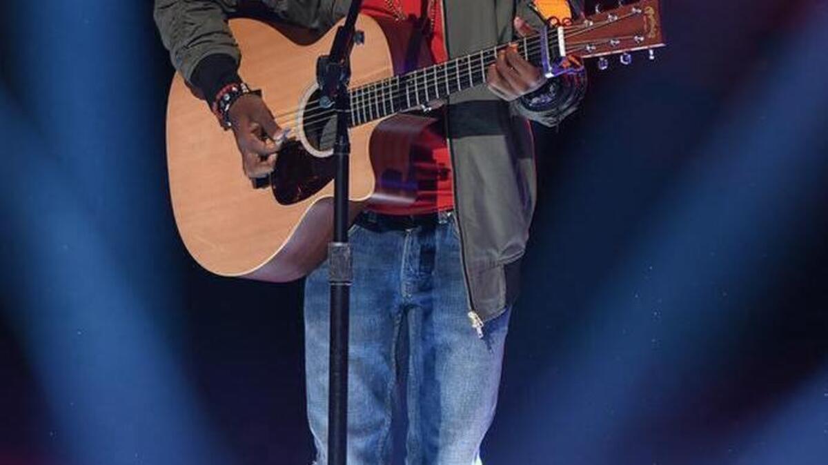 Contestant Lee Jean performs on “American Idol” broadcast Feb. 25.