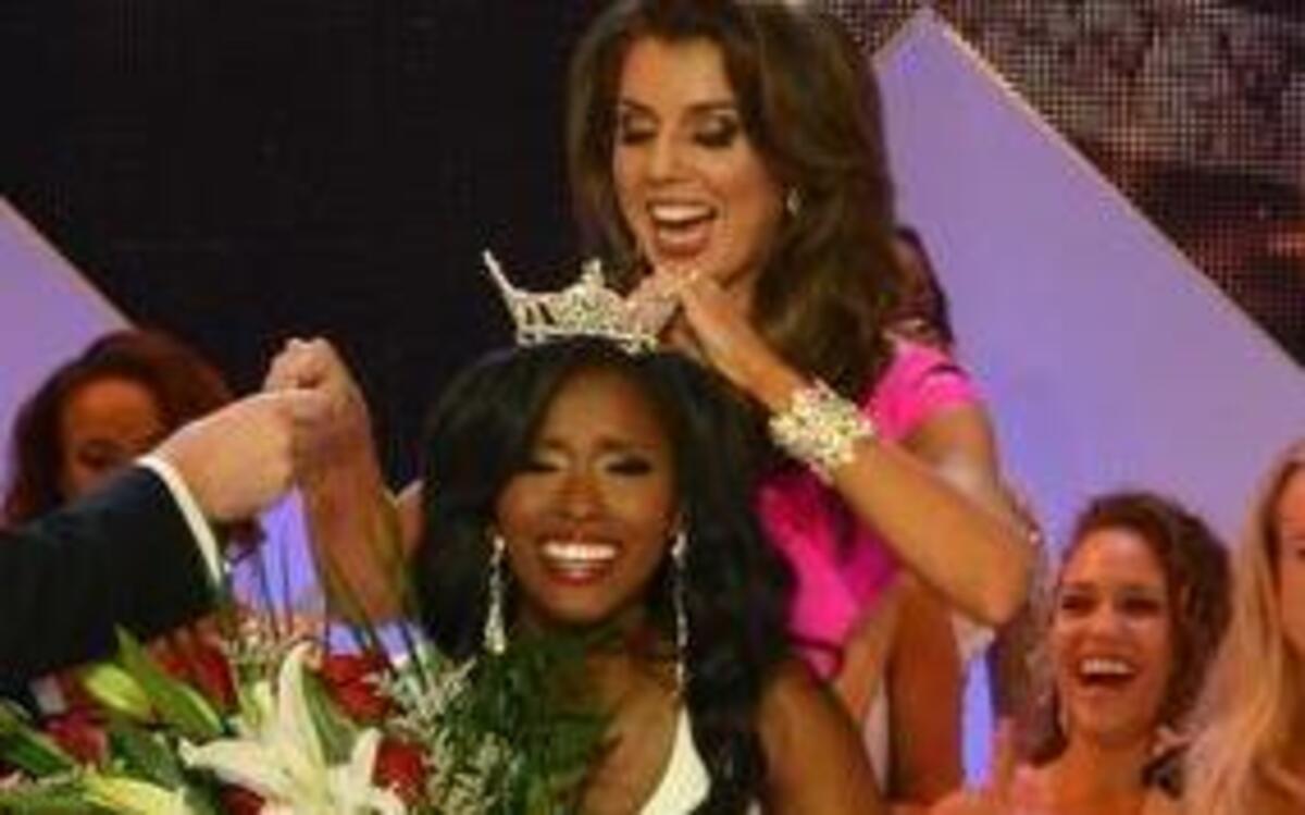 
Miss South Carolina 2015 Daja Dial is crowned by outgoing Miss S.C. 2014 Lanie Hudson 
