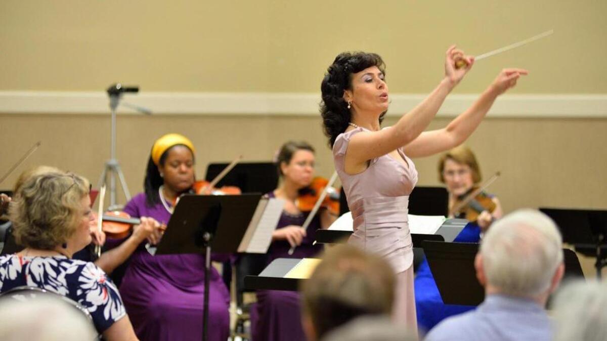 Suzanna Pavlovsky conducts the Palmetto Chamber Orchestra.