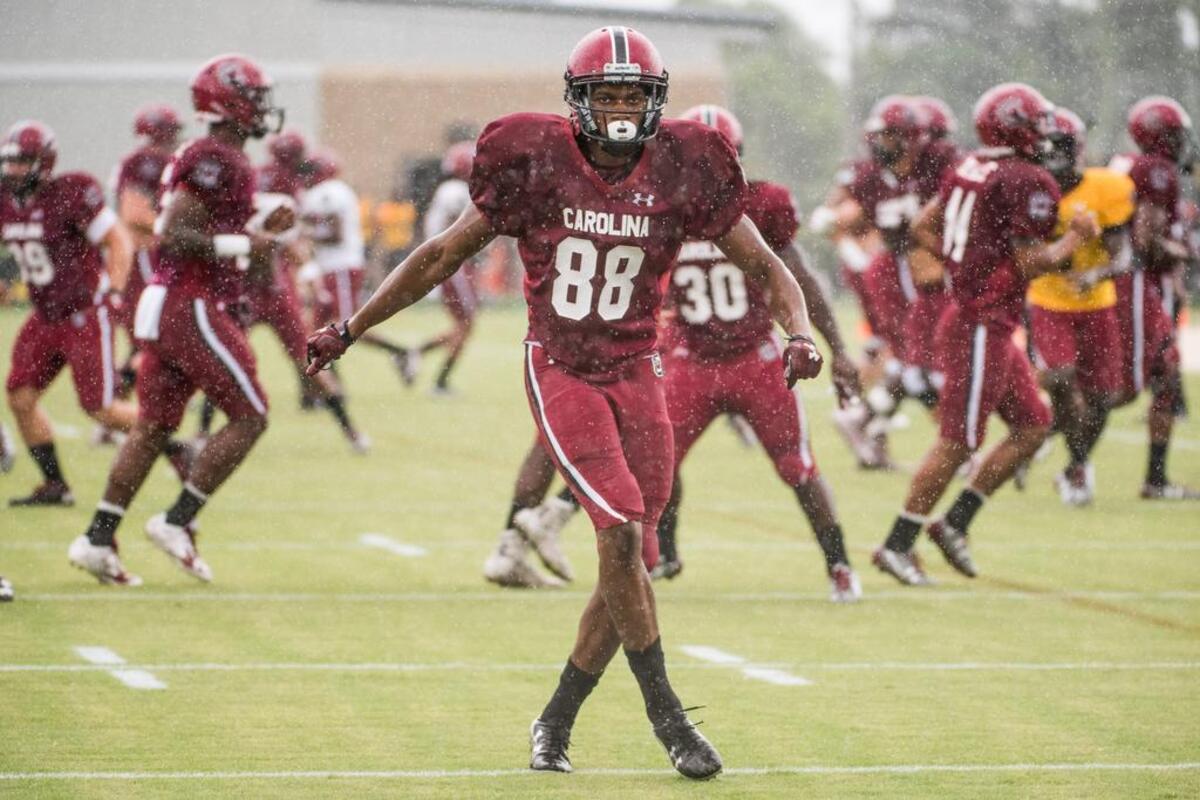 South Carolina wide receiver Javon Charleston participates in warmups.