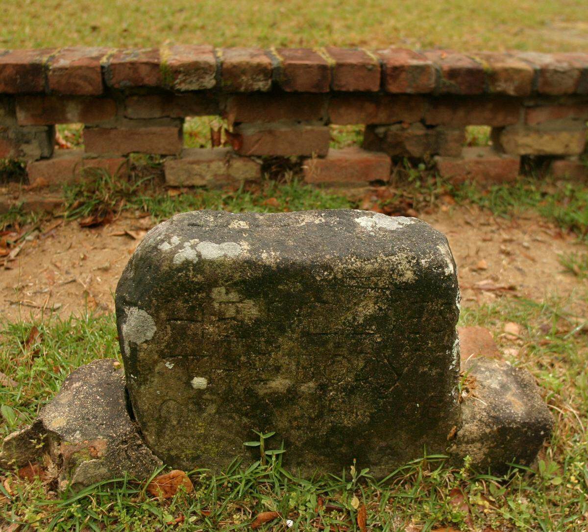 The gravesite Agnes of Glasgow is near the Quaker Cemetery in Camden, where her ghost is said to roam, looking for her fiance.