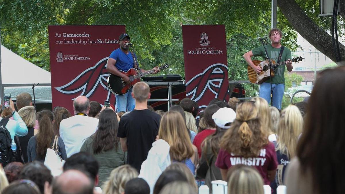 Mark Bryan, right, plays with Darius Rucker on the USC Horseshoe in 2015 as part of a celebration of the opening of the USC journalism school. Both Rucker and Bryan attended the school of journalism.