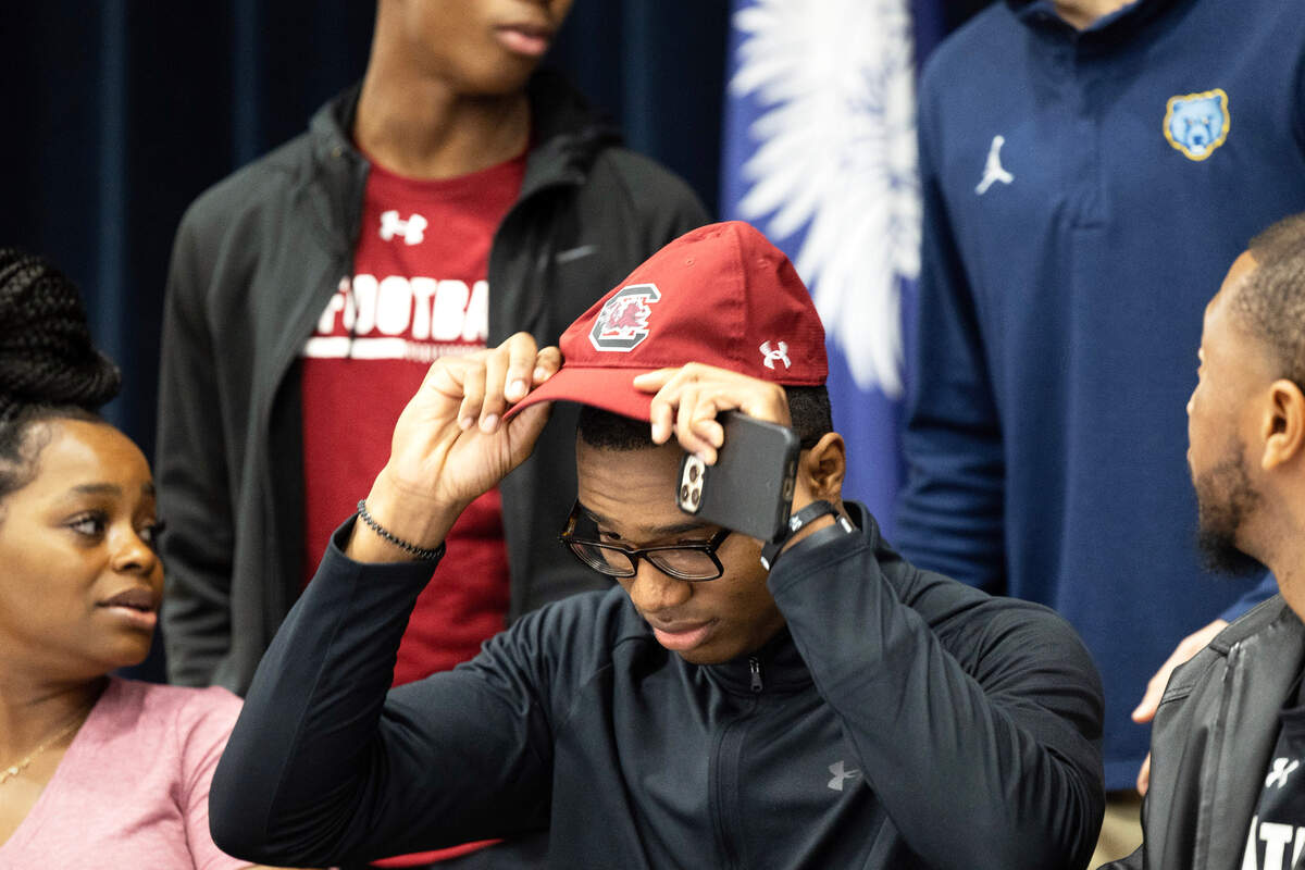 South Florence’s LaNorris Sellers signs to attend the University of South Carolina on Friday, December 23, 2022.