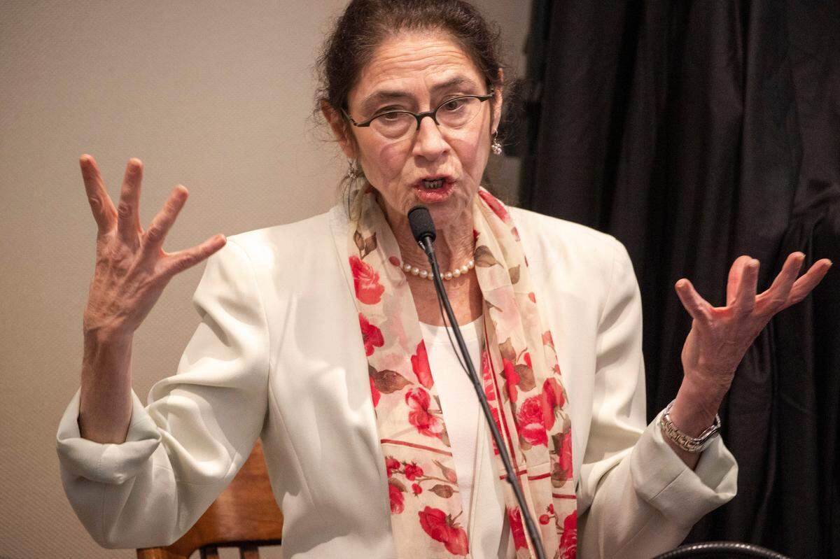 Dr. Ellen Riemer, pathologist at the Medical University of South Carolina is questioned by defense attorney Dick Harpootlian during the Alex Murdaugh trial at the Colleton County Courthouse in Walterboro, Tuesday, Feb. 28, 2023. Andrew J. Whitaker/The Post and Courier/Pool