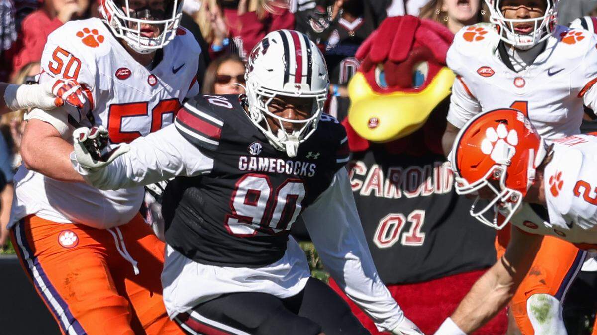 South Carolina defensive lineman Davonte Miles (90) in a game vs. Clemson