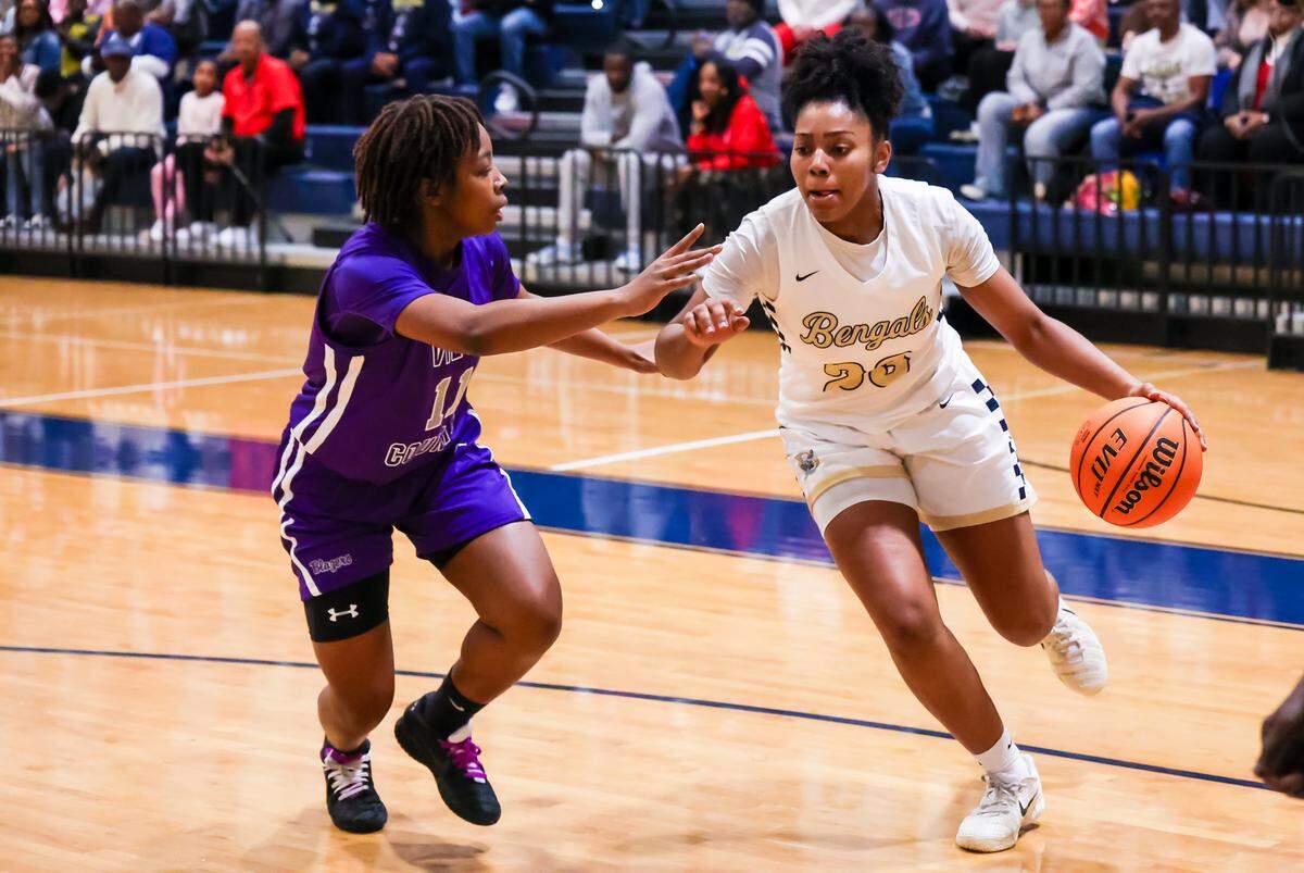 Blythewood High Chase Thomas (23) drives around Ridge View High guard Iyana Lewis (11)) during their game at Blythewood High School, 2/13/26.