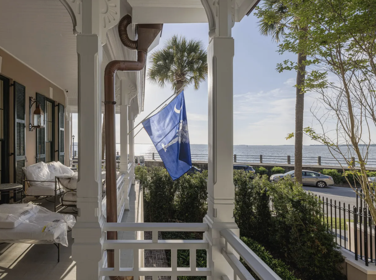 Drayton House at 25 East Battery overlooks Charleston Harbor and has six bedrooms and 11,367 square feet on a 0.31 acre lot.