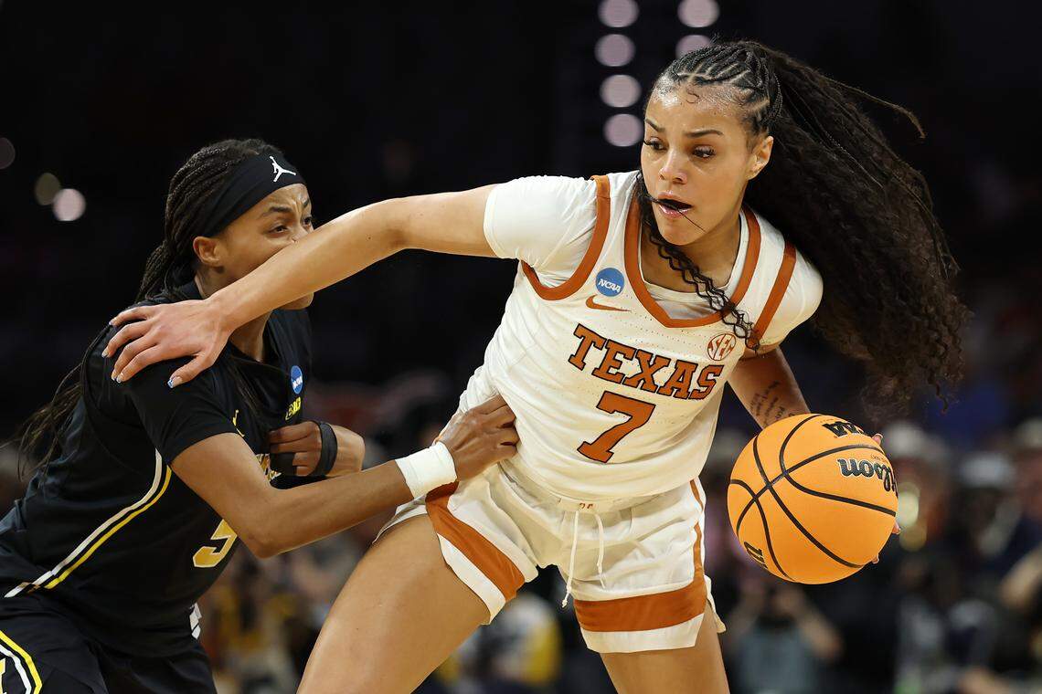 Jordan Lee #7 of the Texas Longhorns