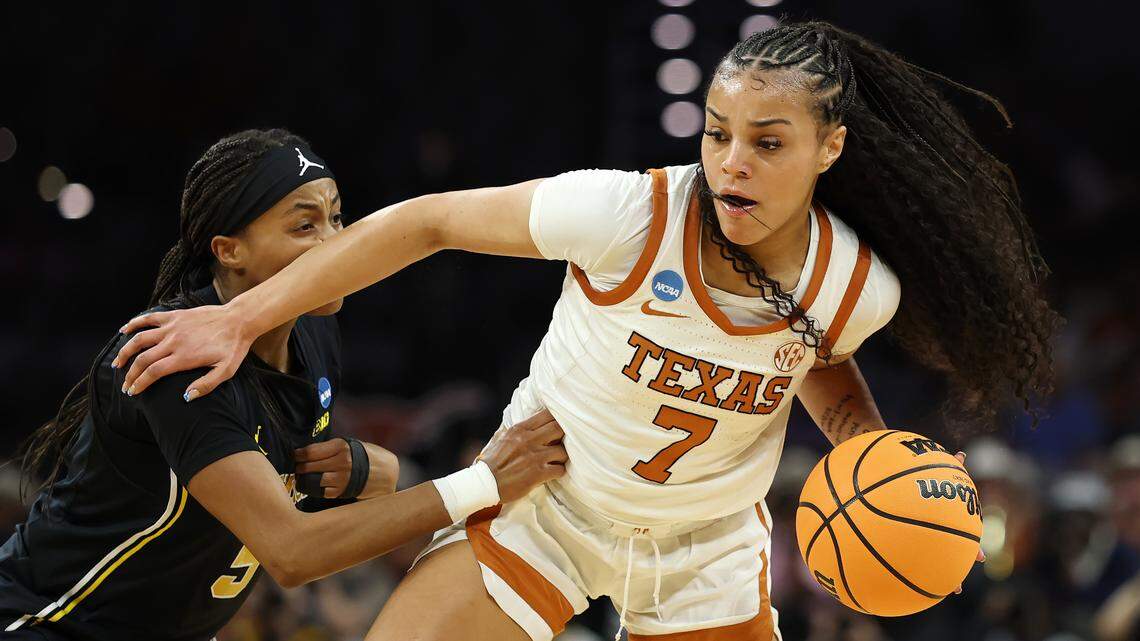 Jordan Lee #7 of the Texas Longhorns 