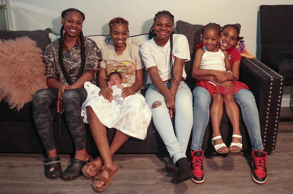 Demetris Summers and Candi Boykin have five children and one grandchild. They are, from left, Aatianna Summers, 18, Ny’Asia Summers, 24, holding three-week-old King Summers, Nee’Ah Summers, 14, Ariyanna Summers,11, holding Ny’Asia’s daughter, Za’Mia Lobban, 4.