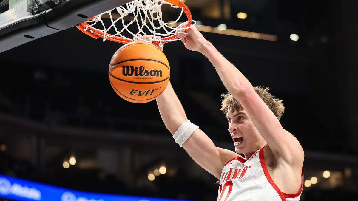 Mar 11, 2025; Kansas City, MO, USA; Utah Utes forward Jake Wahlin (10) dunks during the first half against the UCF Knights at T-Mobile Center.