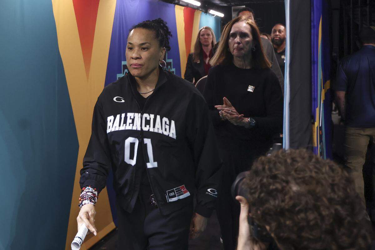 South Carolina's head coach Dawn Staley walks through the tunnel before their women's basketball game for the NCAA national championship against UCLA at Mortgage Matchup Center in Phoenix on Sunday, April 5, 2026.