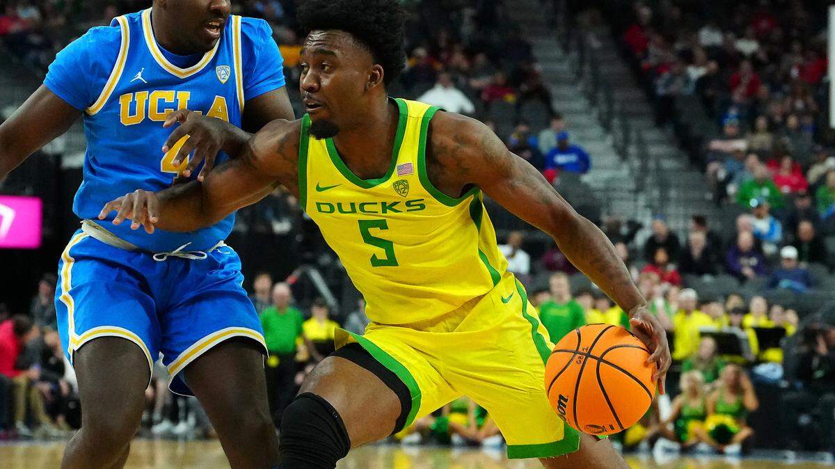 Oregon Ducks guard Jermaine Couisnard (5)