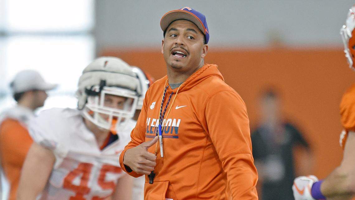 Coach Tony Elliott works with the offense. Clemson Spring Football Practice continues Monday, March 4, 2019. GWINN DAVIS / FOR THE STATE