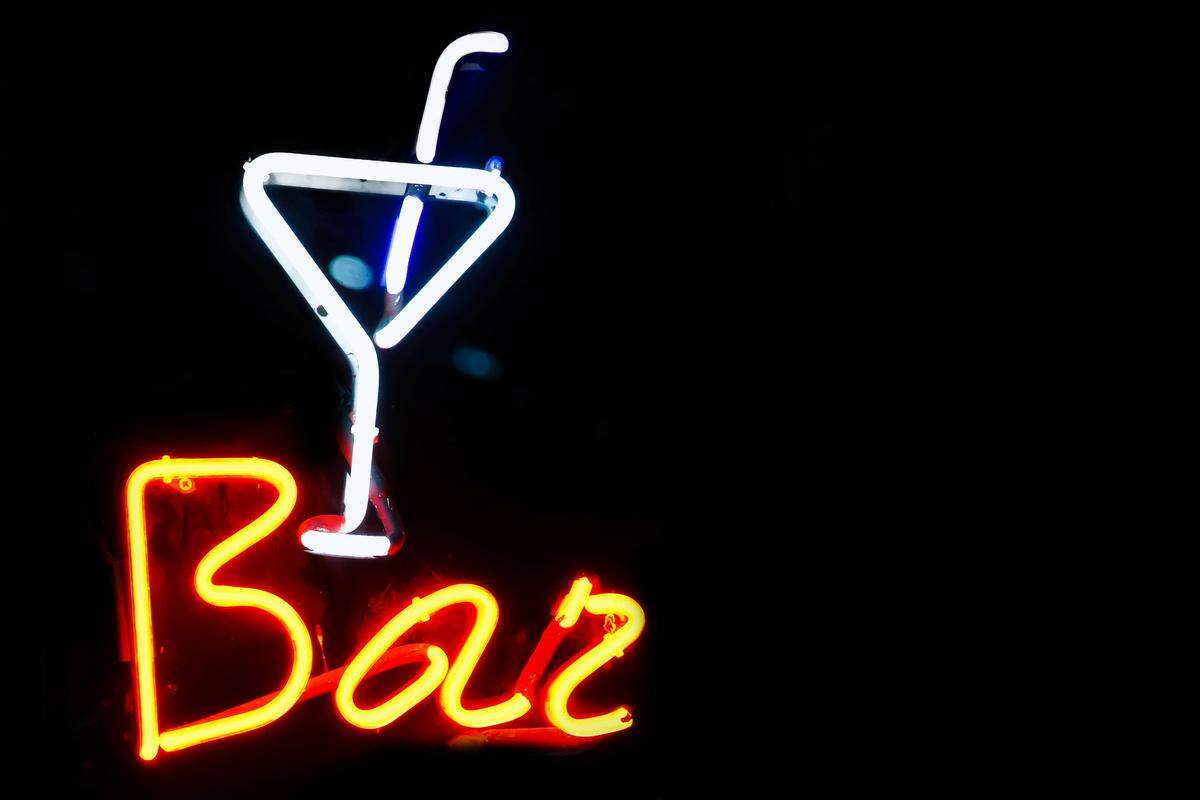 The impending arrival of Hurricane Hugo led to impromptu “hurricane parties” at bars, restaurants and inside homes across Columbia, SC.