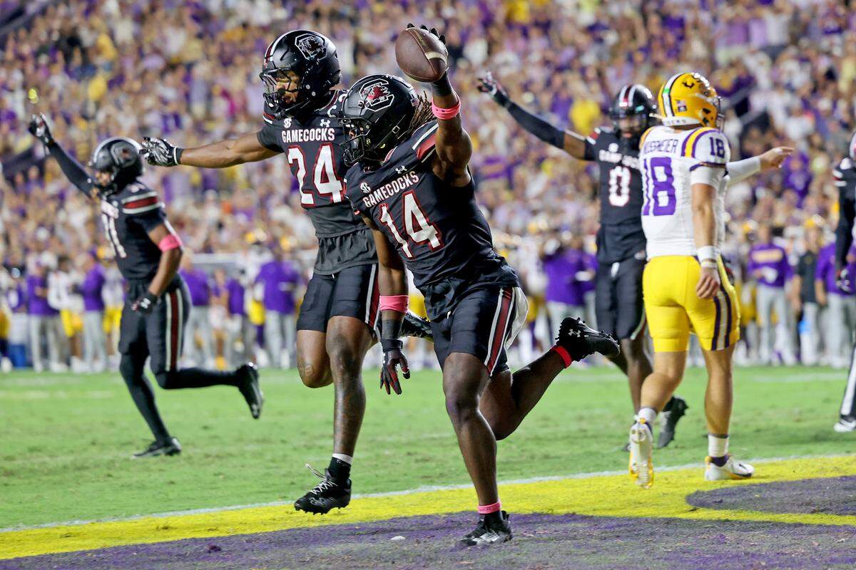 Linebacker Jaron Willis #14 of the South Carolina Gamecocks recovers a goal line fumble by running back Ju'Juan Johnson of the Louisiana State Tigers in the first quarter at Tiger Stadium on October 11, 2025 in Baton Rouge, Louisiana.