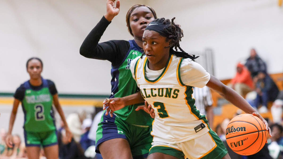 Ny'lasia Gipson (3) of Ben Lippen pushes toward the basket during Ben Lippen’s game against Heathwood Hall in Columbia on Tuesday, January 20, 2026.