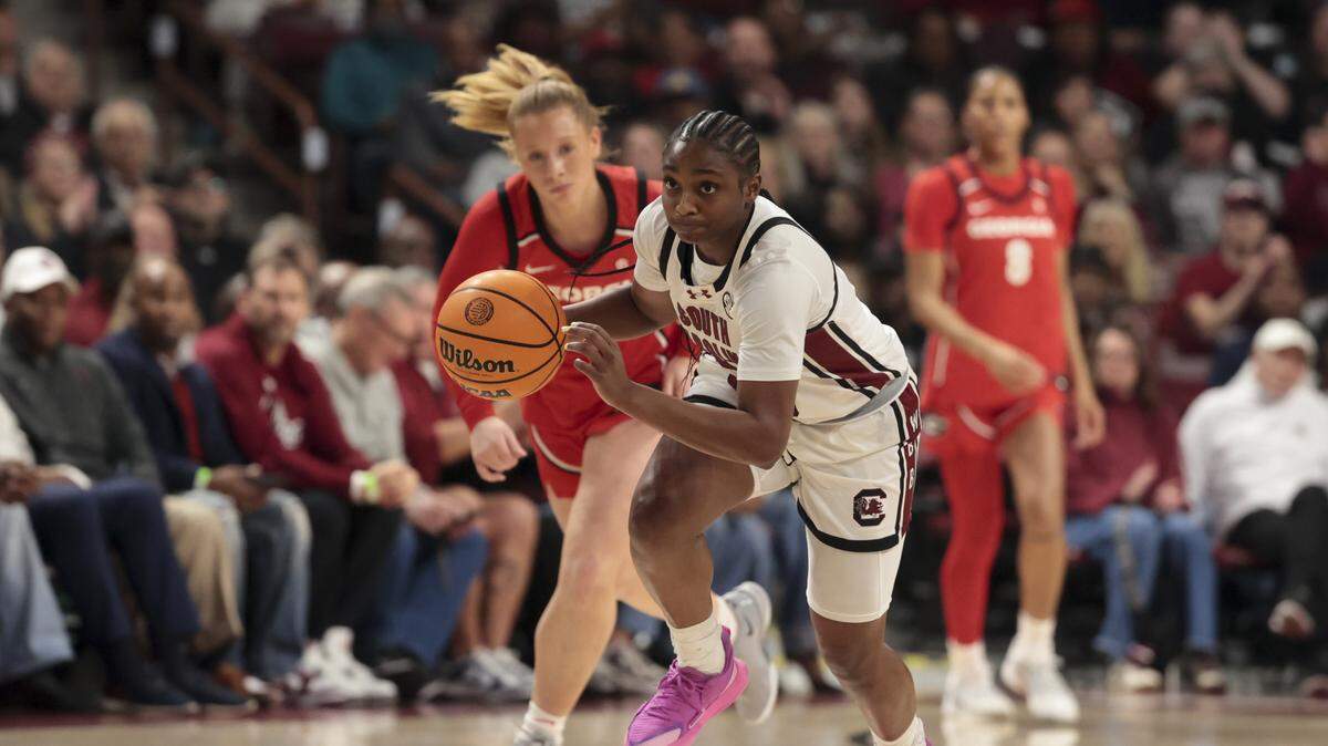 South Carolina's Ta'Niya Latson (00) drives the ball downcourt during the first half of action of their women's basketball game against Georgia at Colonial Life Arena on Sunday, Jan. 11, 2026.