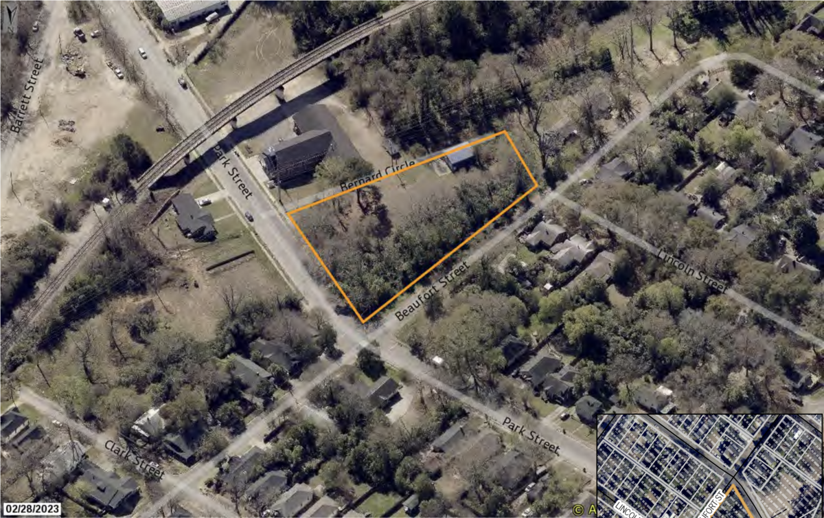17 townhouses will be coming to an empty lot at the corner of Park and Beaufort Street.