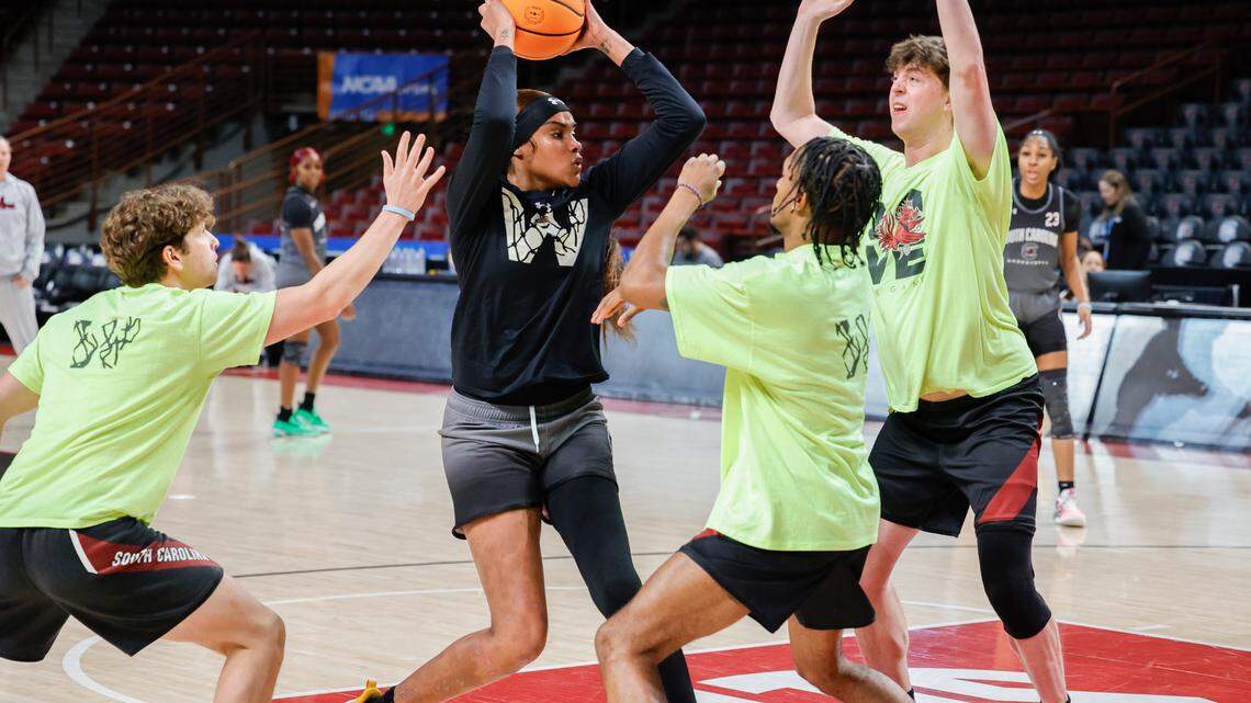 South Carolina’s Sakima Walker (35) practices with the Highlighters in advance of playing Presbyterian in the NCAA Tournament, first-round game at the Colonial Life Arena on Thursday, Mar. 21, 2024.