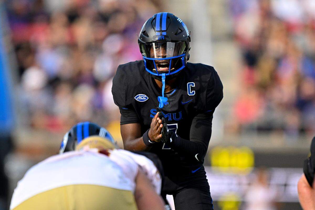 Nov 16, 2024; Dallas, Texas, USA; SMU Mustangs quarterback Kevin Jennings (7) sets the play against the Boston College Eagles during the first half at the Gerald J. Ford Stadium. Mandatory Credit: Jerome Miron-Imagn Images