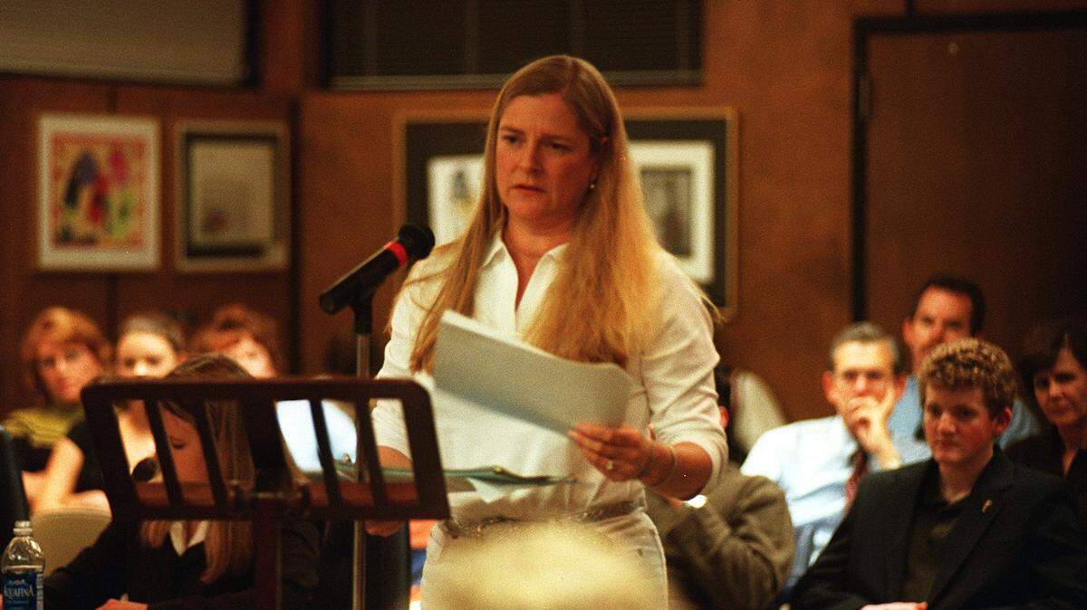 Kim Murphy of Chapin speaks at a school board meeting.-03