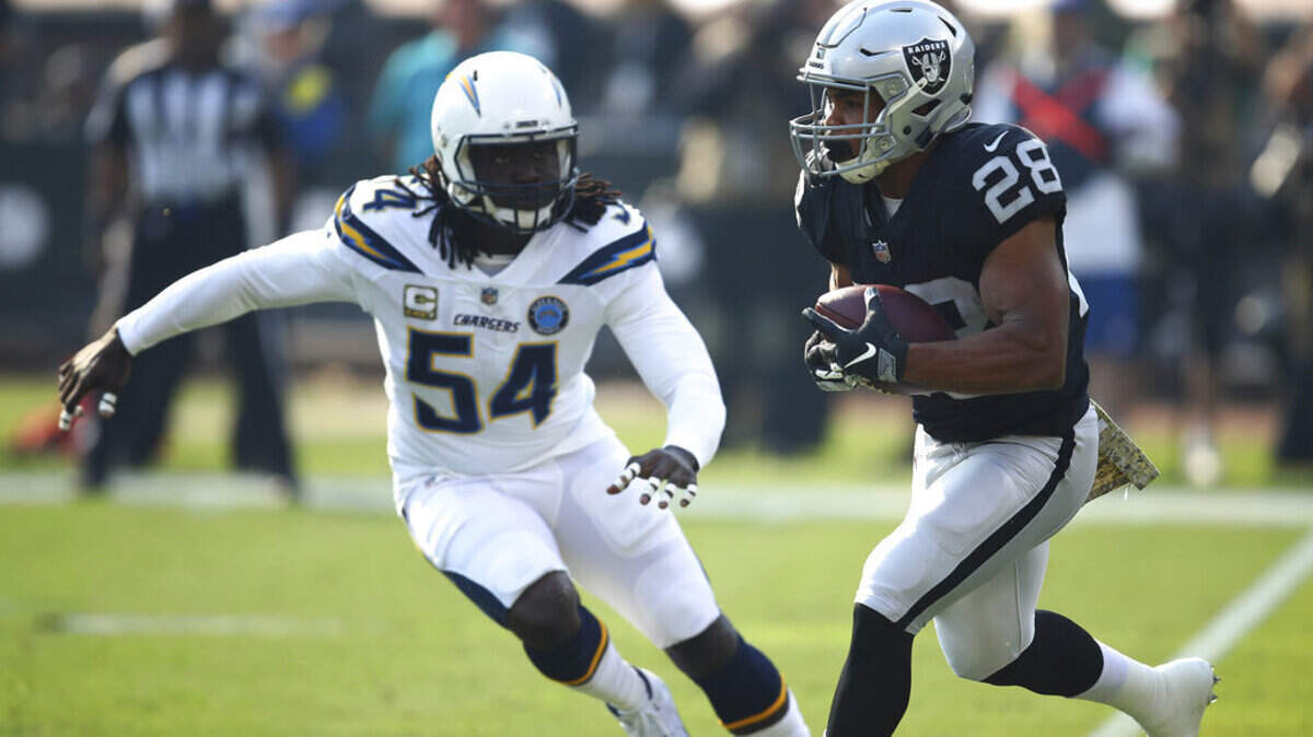 The Oakland Raiders and running back Doug Martin (28) are headed toward another losing season.