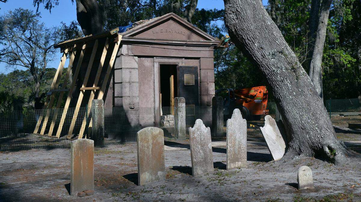 The Baynard Mausoleum on Hilton Head is not far from Edisto Island, where the urban legend involving Julia Legare occurred.