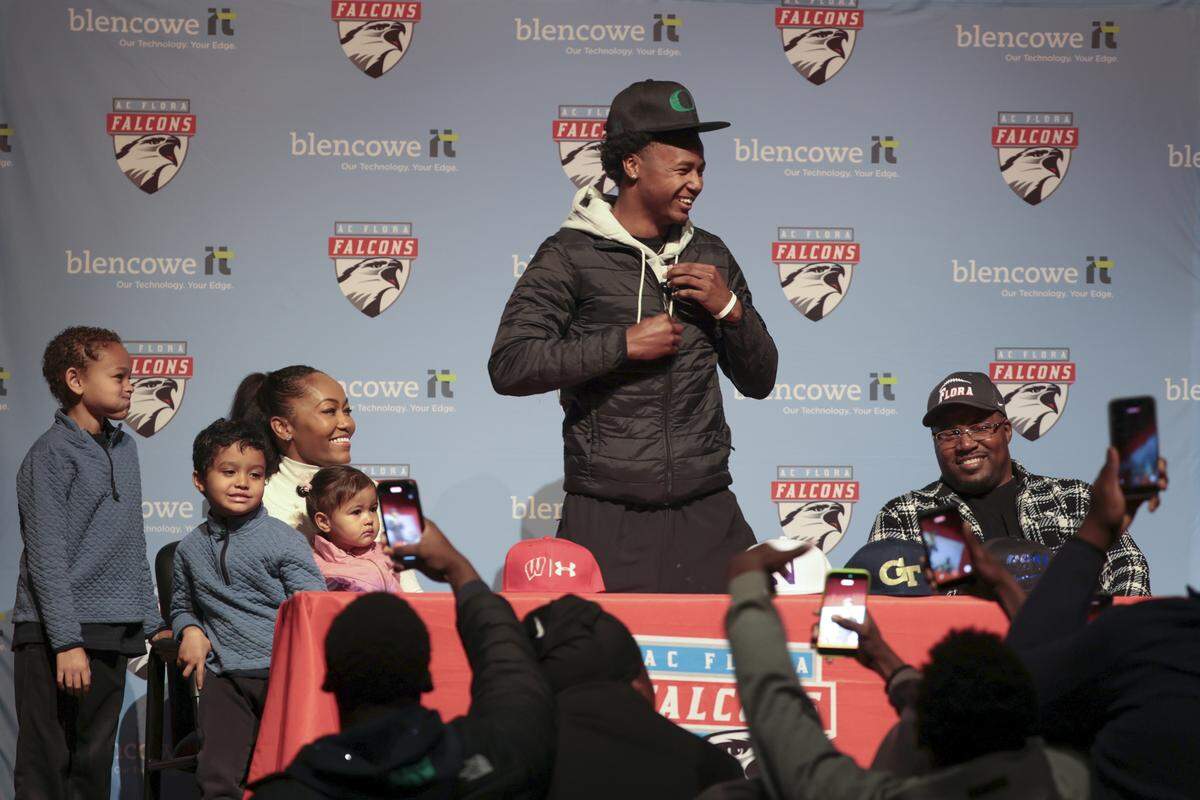 Azel Banag, accompanied by his family, announces his decision to play football at Oregon during a ceremony on Wednesday, Dec. 3, 2025, at A.C. Flora High School.