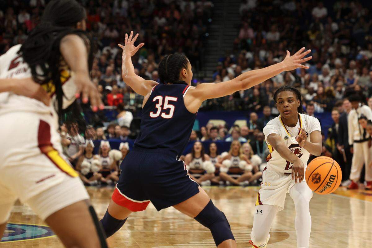 University of South Carolina’s MiLaysia Fulwiley (12) passes to University of South Carolina’s Sania Feagin (20) during the second half of action against the University of Connecticut for the NCAA National Championship at Amalie Arena in Tampa, Fla. on Sunday, April 6, 2025.