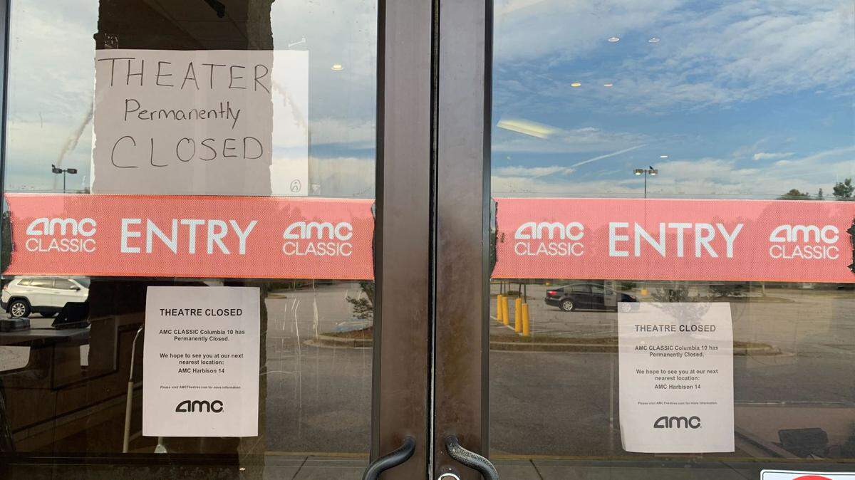Signs on an AMC front entrance that say "Theater permanently Closed" in bold letters. 
