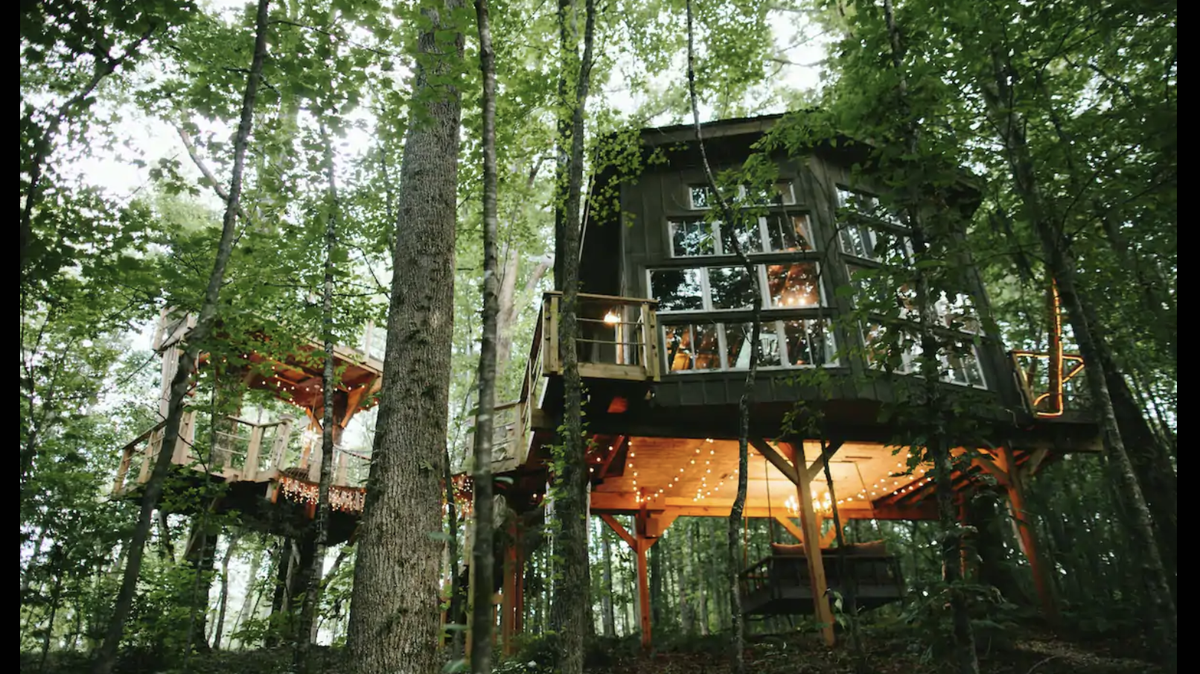 The Majestic Treehouse in Walhaha rents for an average of $428 per night.