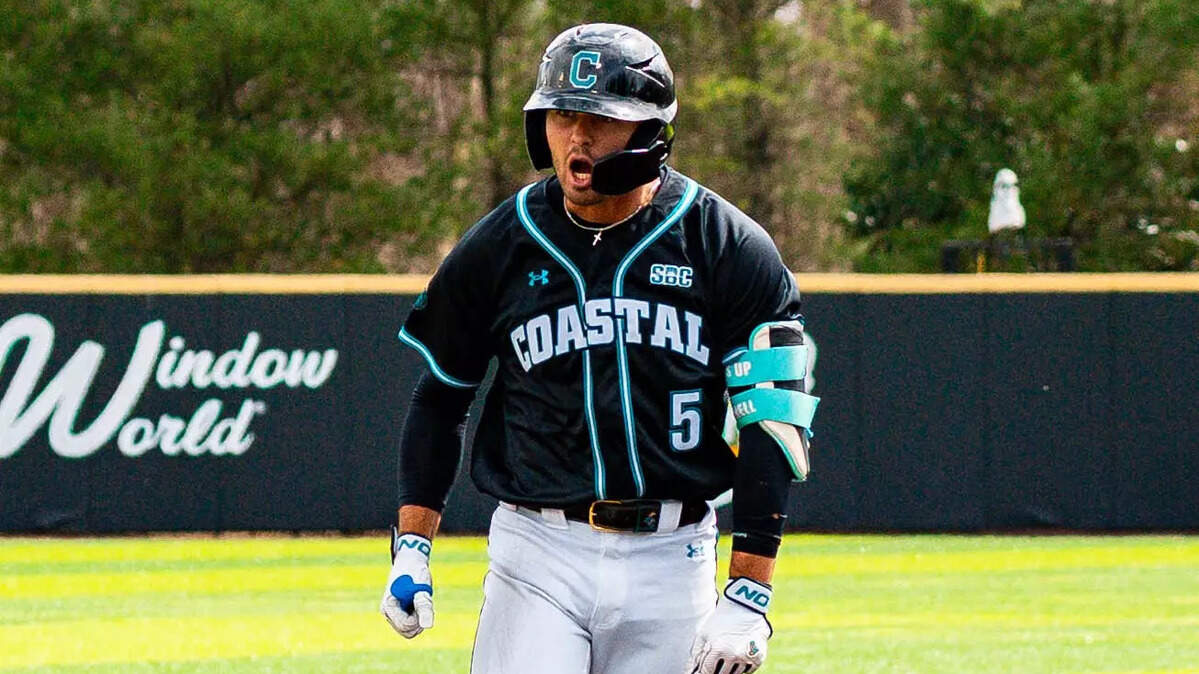 Coastal Carolina infielder Walker Mitchell is transferring to South Carolina Gamecocks.