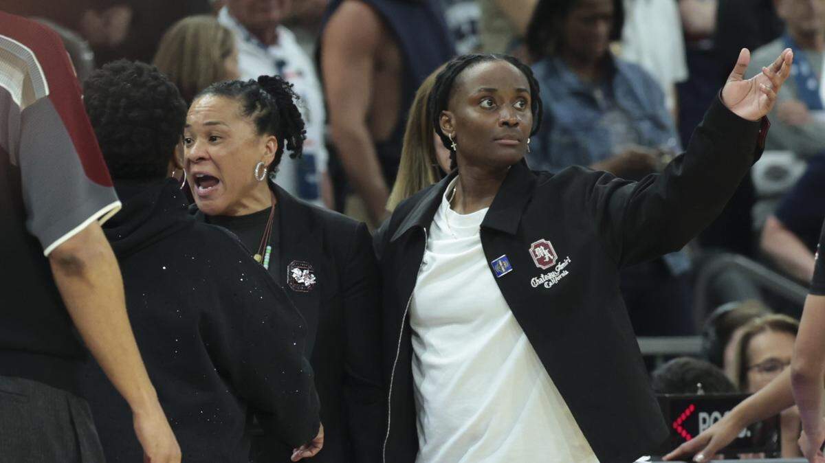 South Carolina's head coach Dawn Staley and University of Connecticut’s head coach Geno Auriemma are separated after exchanging words near the end of the game in the NCAA Tournament semifinals at Mortgage Matchup Center in Phoenix on Friday, April 3.2026.