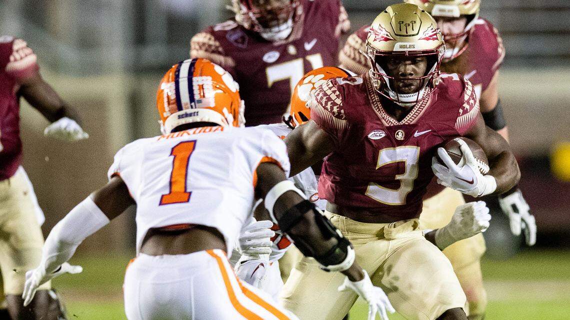 Florida State Seminoles running back Trey Benson (3) dodges defenders as he makes his way down the field. The Clemson Tigers defeated the Florida State Seminoles 34-28 at Doak Campbell Stadium on Saturday, Oct. 15, 2022. Fsu V Clemson First453