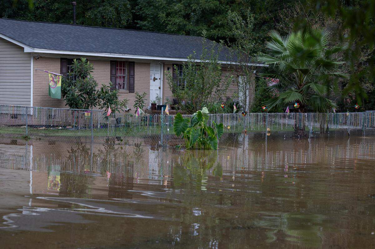 Water from nearby Congaree River creeps into Hudson Avenue as the nearby Congaree River begins flooding the Riverland Park subdivision in Cayce on Sunday, Sept 29, 2024.