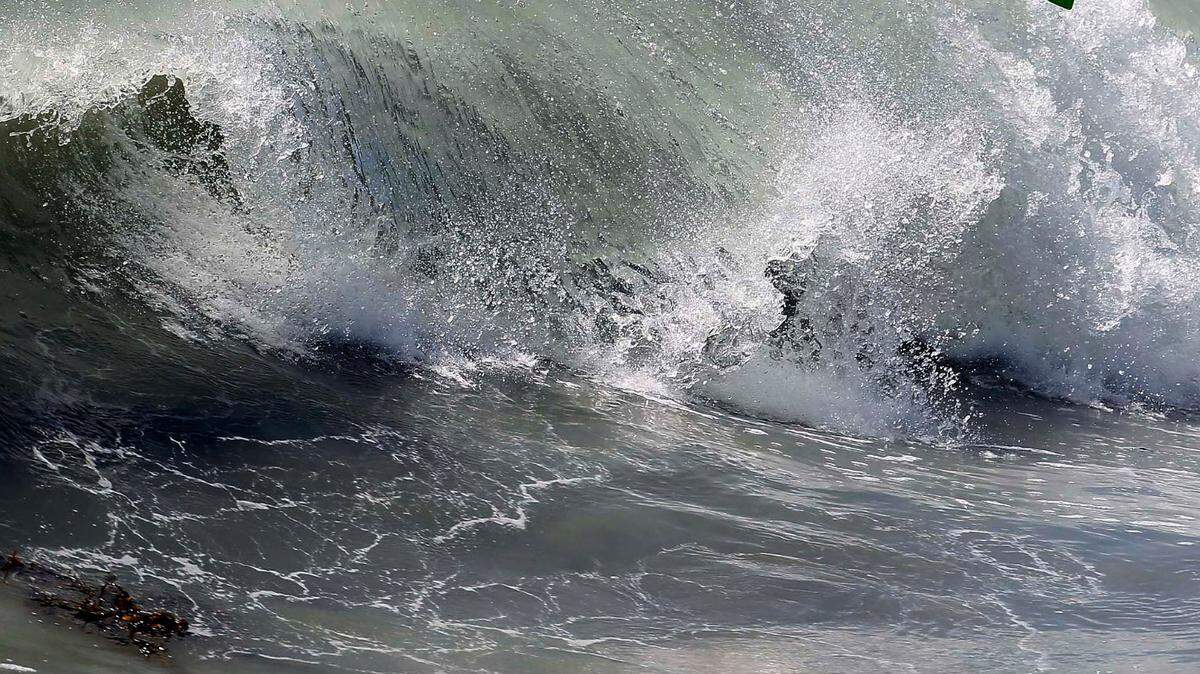 An off-duty National Weather Service worker reported the rip current, which was about 100 yards long.