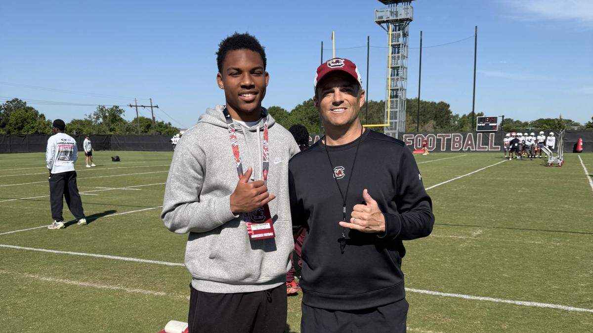 2026 CB recruit Kosci Barnes (left) with South Carolina football coach Shane Beamer (right) at a USC practice in April 2025