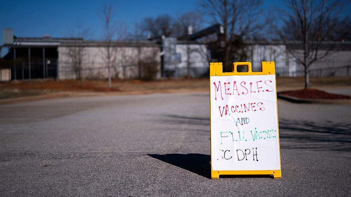 SPARTANBURG, SOUTH CAROLINA - FEBRUARY 6: A sign outside a mobile clinic offering measles and flu vaccinations on February 6, 2026 in Spartanburg, South Carolina. The clinic offered free MMR vaccinations as the South Carolina Department of Health reported 876 cases of the disease earlier in the week, with the outbreak centered in Spartanburg County. (Photo by Sean Rayford/Getty Images)