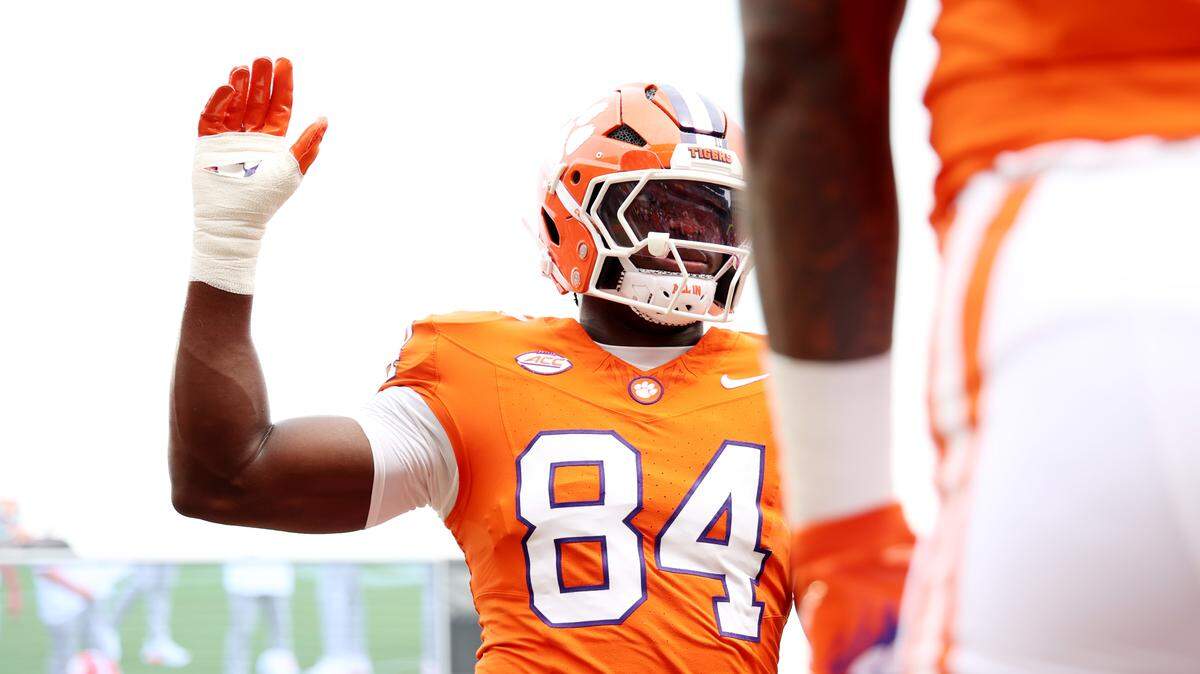 Former Clemson football tight end/defensive end Markus Dixon (84) in 2025