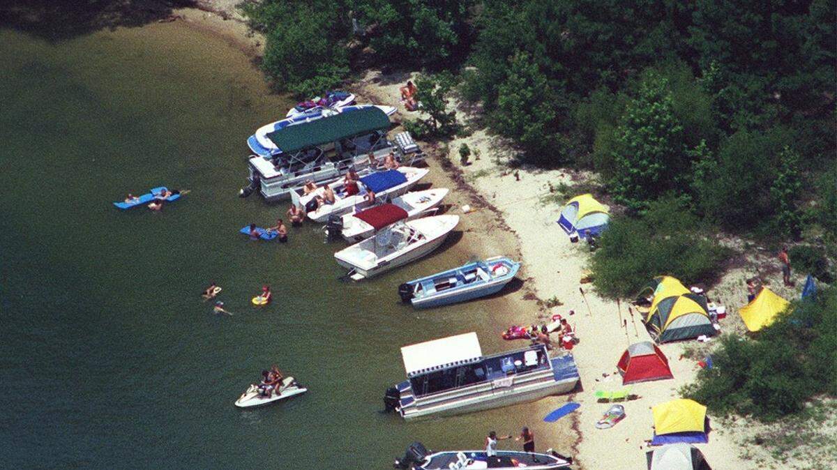 Bundrick Island is the last major piece of undeveloped land close to the dam. It’s a popular gathering place on weekends for boating excursions. 7/2/99
