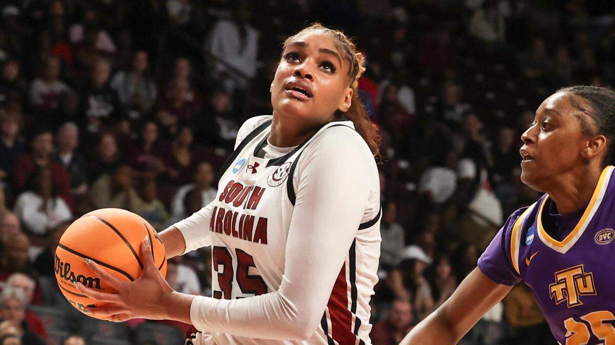 Sakima Walker (35) with the Gamecocks in March 2025.
