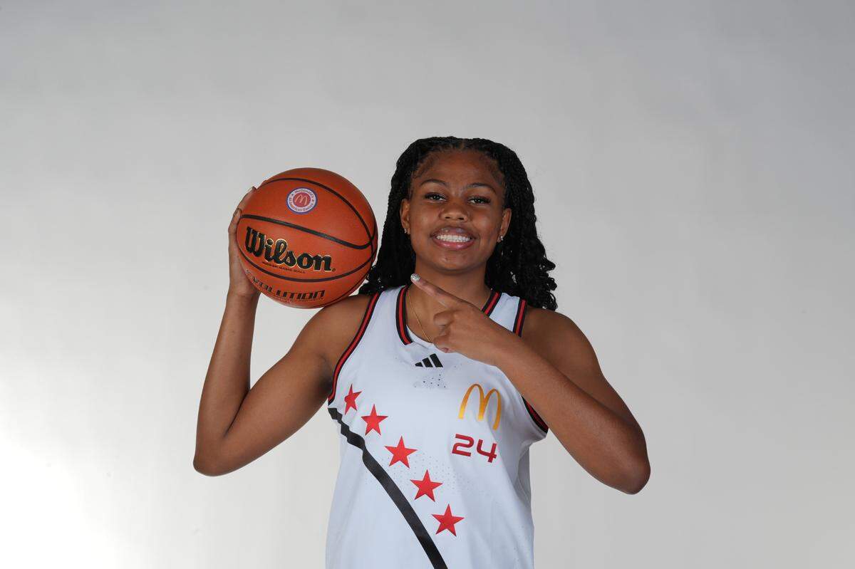 South Carolina WBB 2025 signee Ayla McDowell