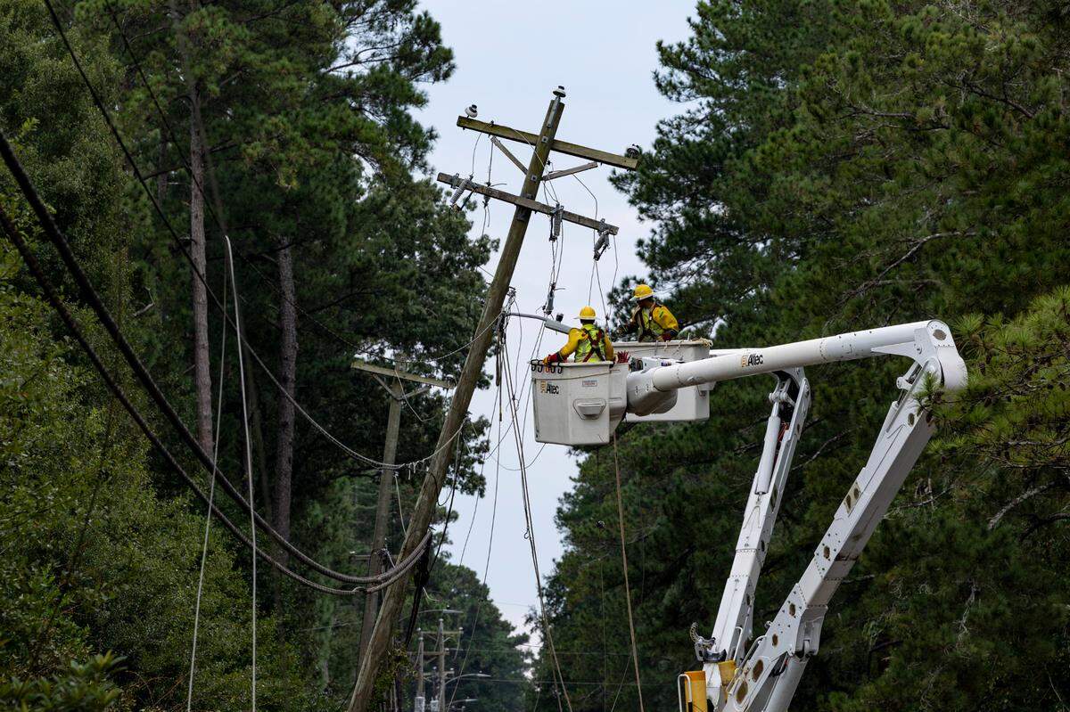 Electric crews work to restore power along South Beltline Boulevard in Columbia on Sunday, Sept. 29, 2024. High winds and rain from Hurricane Helene downed trees and power lines knocking out power to more than a million homes in the state.