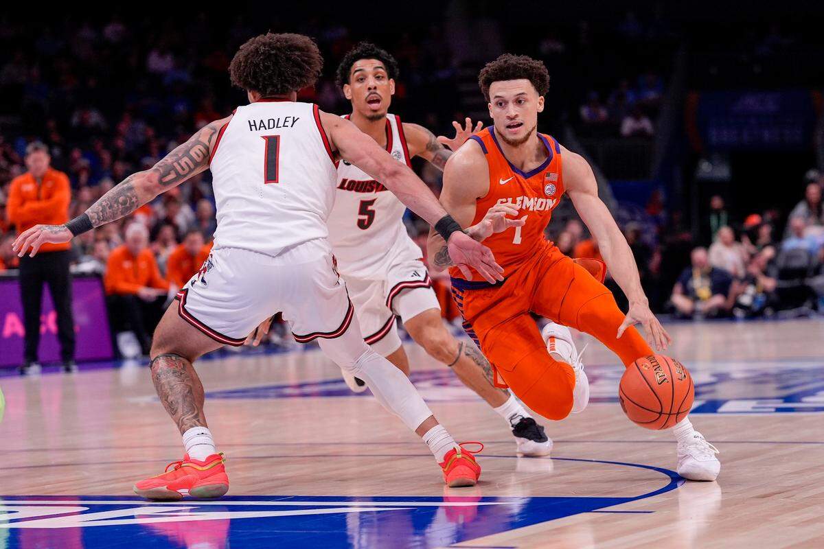 Clemson Tigers guard Chase Hunter (1) goes to the basket against Louisville Cardinals guard J’Vonne Hadley (1) during the first half at Spectrum Center.