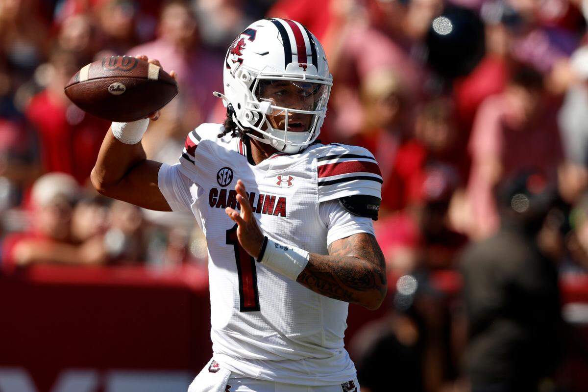 South Carolina Gamecocks quarterback Robby Ashford (1) throws a pass during the first half at Bryant-Denny Stadium.