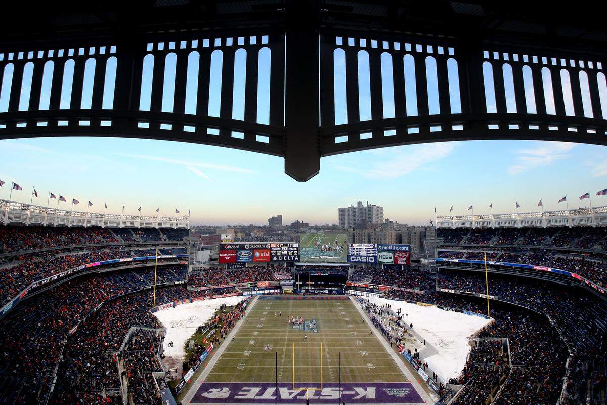 A general view of play between the Kansas State Wildcats and the Syracuse Orange during the New Era Pinstripe Bowl at Yankee Stadium on Dec. 30, 2010.