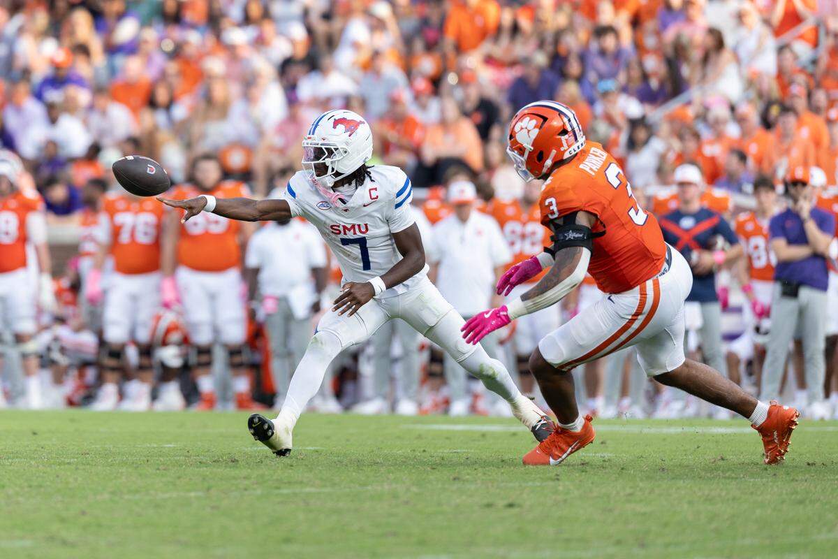 CLEMSON, SOUTH CAROLINA - OCTOBER 18: Kevin Jennings #7 of the Southern Methodist Mustangs throws the ball during the second half against the Clemson Tigers at Memorial Stadium on October 18, 2025 in Clemson, South Carolina.