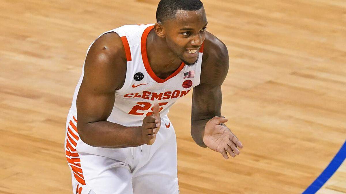 Former Clemson forward Aamir Simms (25) signed a contract with the New York Knicks on Thursday.